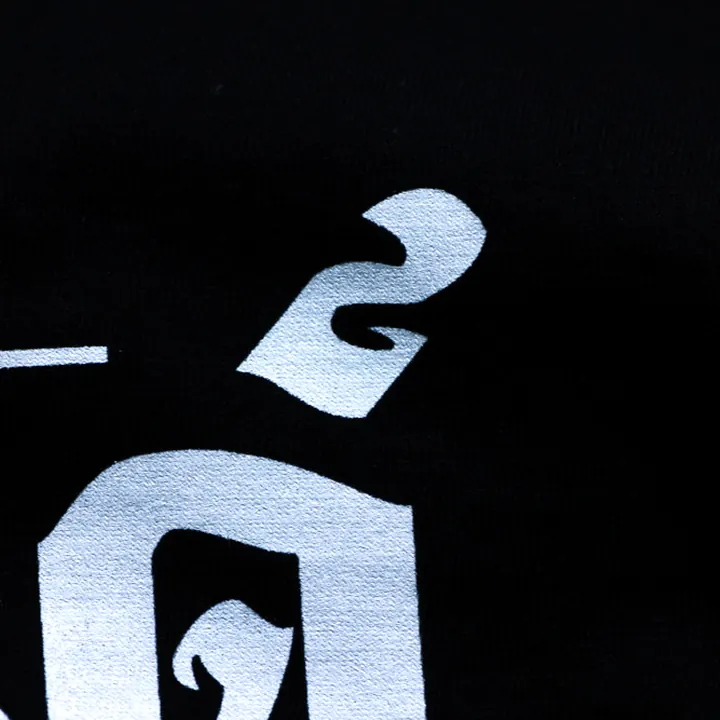 ตัวอย่างรายละเอียดงานสกรีน DTG บนเสื้อสีดำจาก Loomora DTG