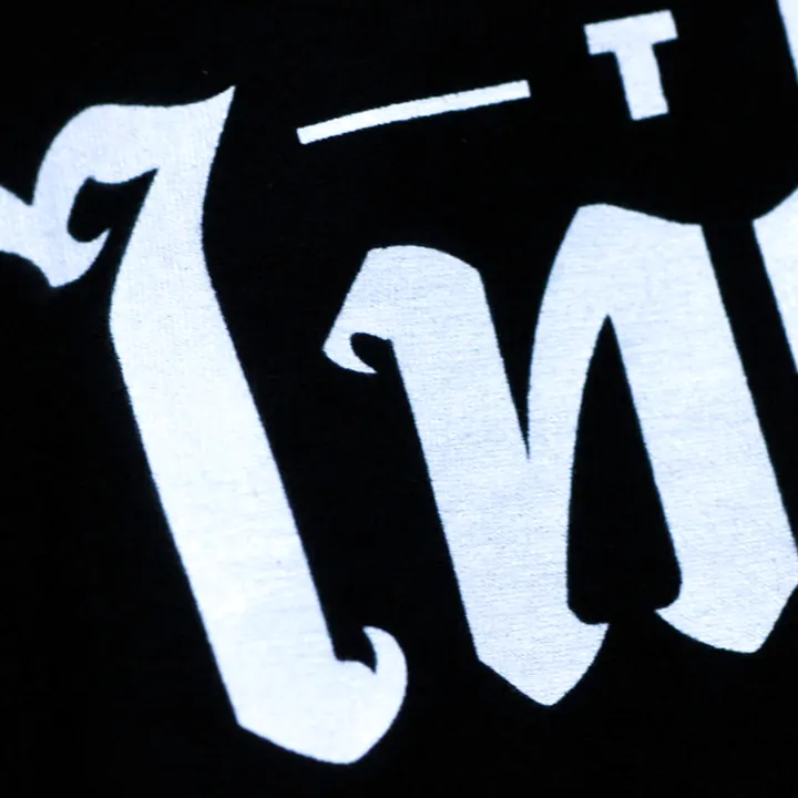 ตัวอย่างรายละเอียดงานสกรีน DTG บนเสื้อสีดำจาก Loomora DTG
