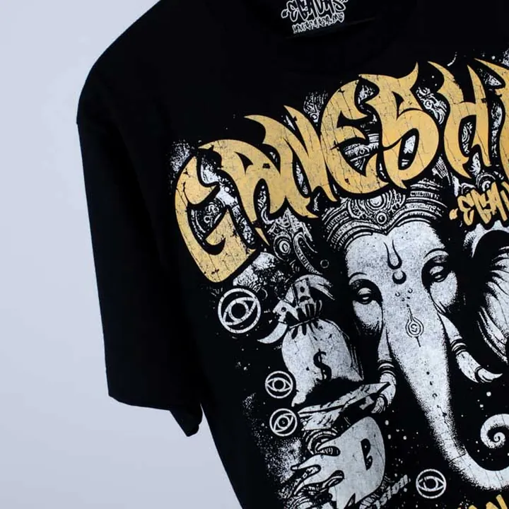 ตัวอย่างรายละเอียดงานสกรีน DTG บนเสื้อสีดำจาก Loomora DTG