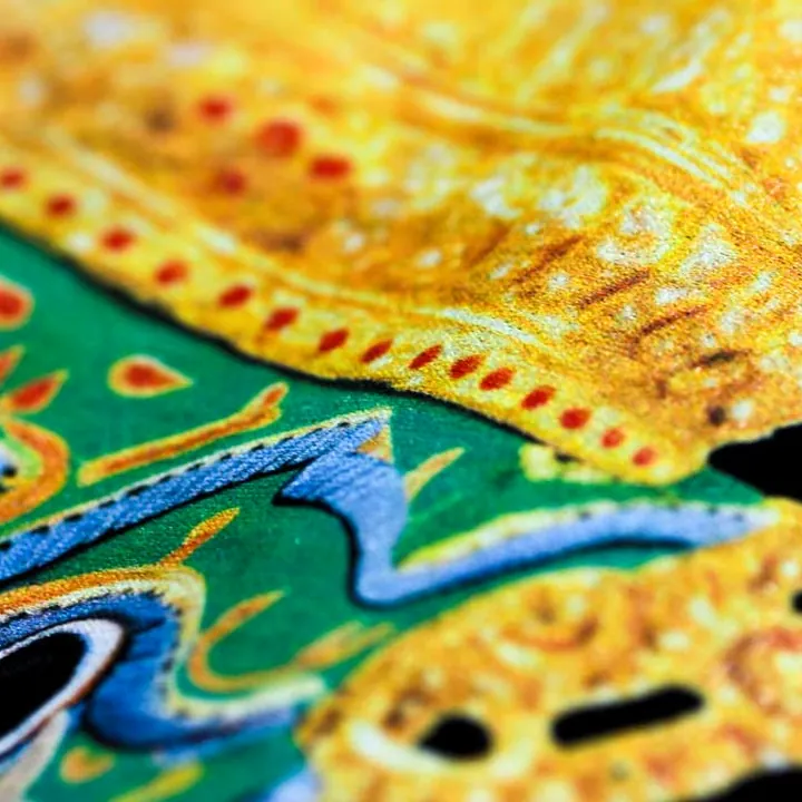 ตัวอย่างรายละเอียดงานสกรีน DTG บนเสื้อสีดำจาก Loomora DTG