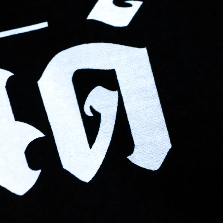 ตัวอย่างรายละเอียดงานสกรีน DTG บนเสื้อสีดำจาก Loomora DTG