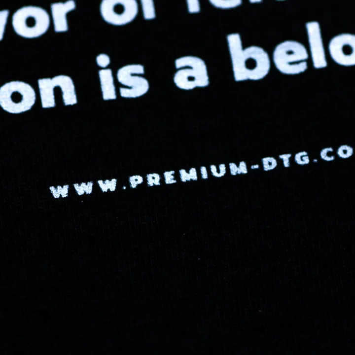 ตัวอย่างรายละเอียดงานสกรีน DTG บนเสื้อสีดำจาก Loomora DTG