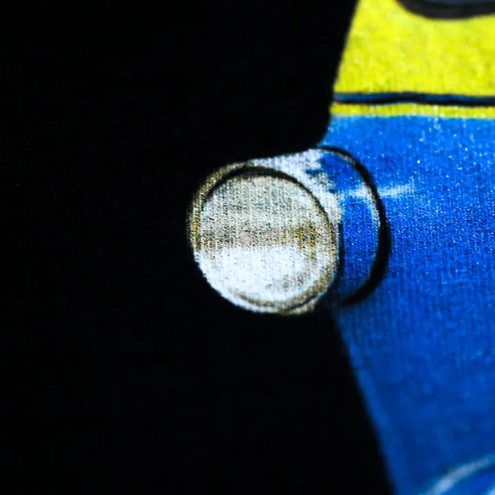 ตัวอย่างรายละเอียดงานสกรีน DTG บนเสื้อสีดำจาก Loomora DTG