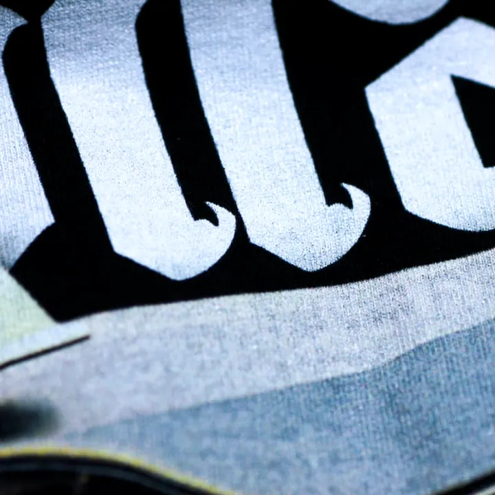 ตัวอย่างรายละเอียดงานสกรีน DTG บนเสื้อสีดำจาก Loomora DTG