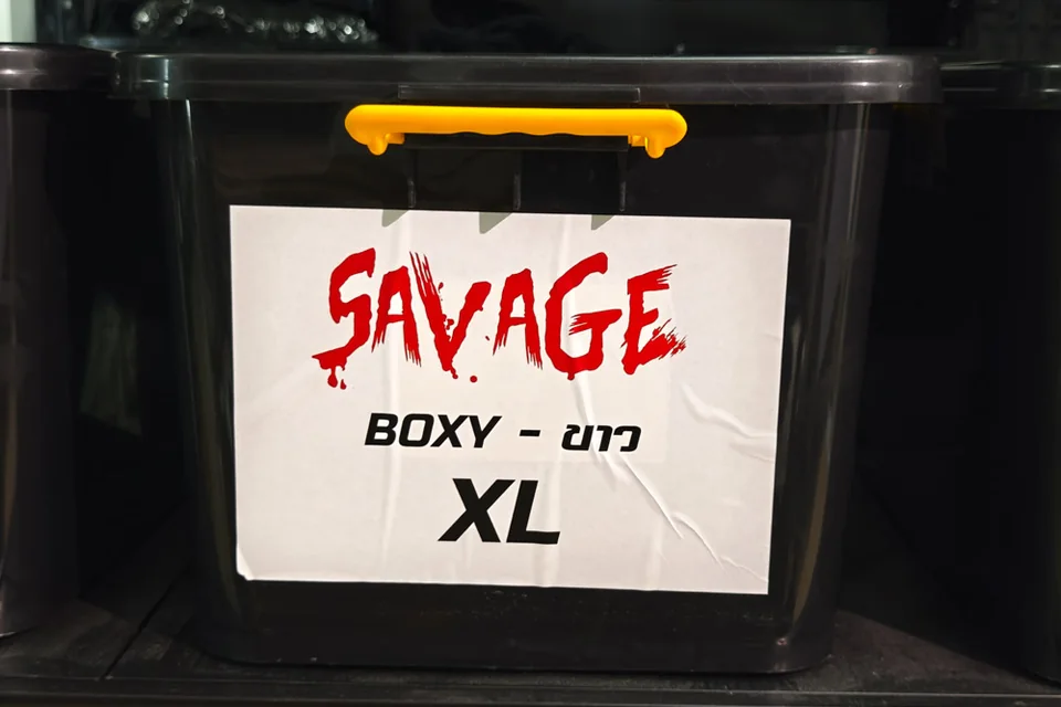 กล่องสต็อกเสื้อ Savage Boxy แยกสีและไซซ์ก่อนเข้าสู่กระบวนการผลิต